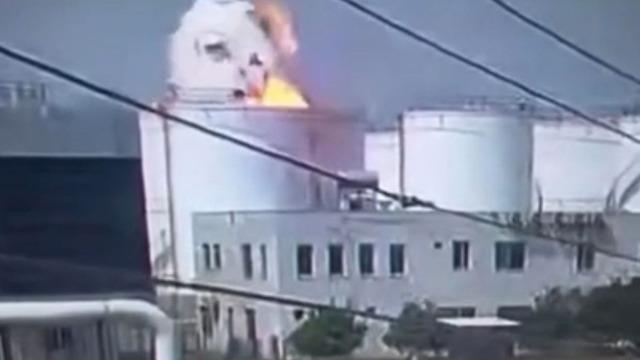 Fabrikadaki yakıt tankının patlama anı! İşçi 20 metreden düşerek hayatını kaybetti