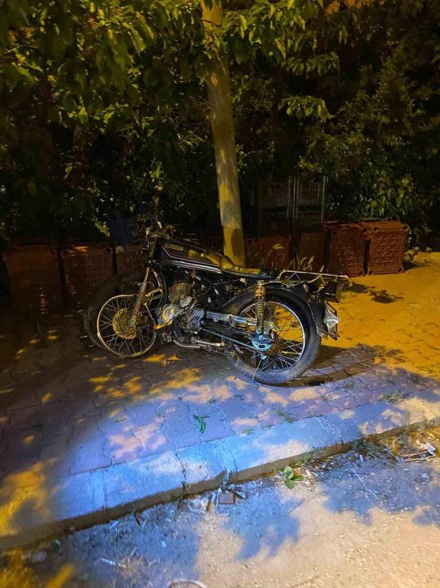 Kontrolden &ccedil;ıkan motosiklet, park halindeki kamyonun altına girdi: 1 &ouml;l&uuml; 4