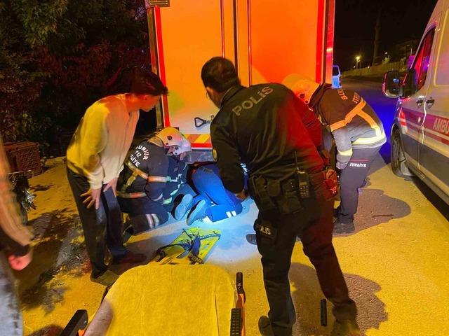 Kontrolden &ccedil;ıkan motosiklet, park halindeki kamyonun altına girdi: 1 &ouml;l&uuml; 3
