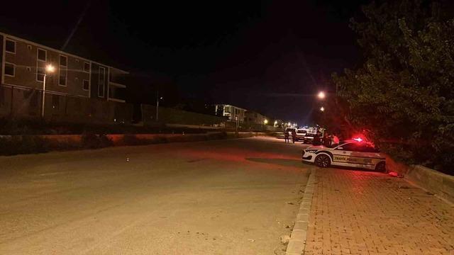 Kontrolden &ccedil;ıkan motosiklet, park halindeki kamyonun altına girdi: 1 &ouml;l&uuml; 2