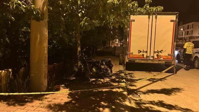 Kontrolden &ccedil;ıkan motosiklet, park halindeki kamyonun altına girdi: 1 &ouml;l&uuml; 1