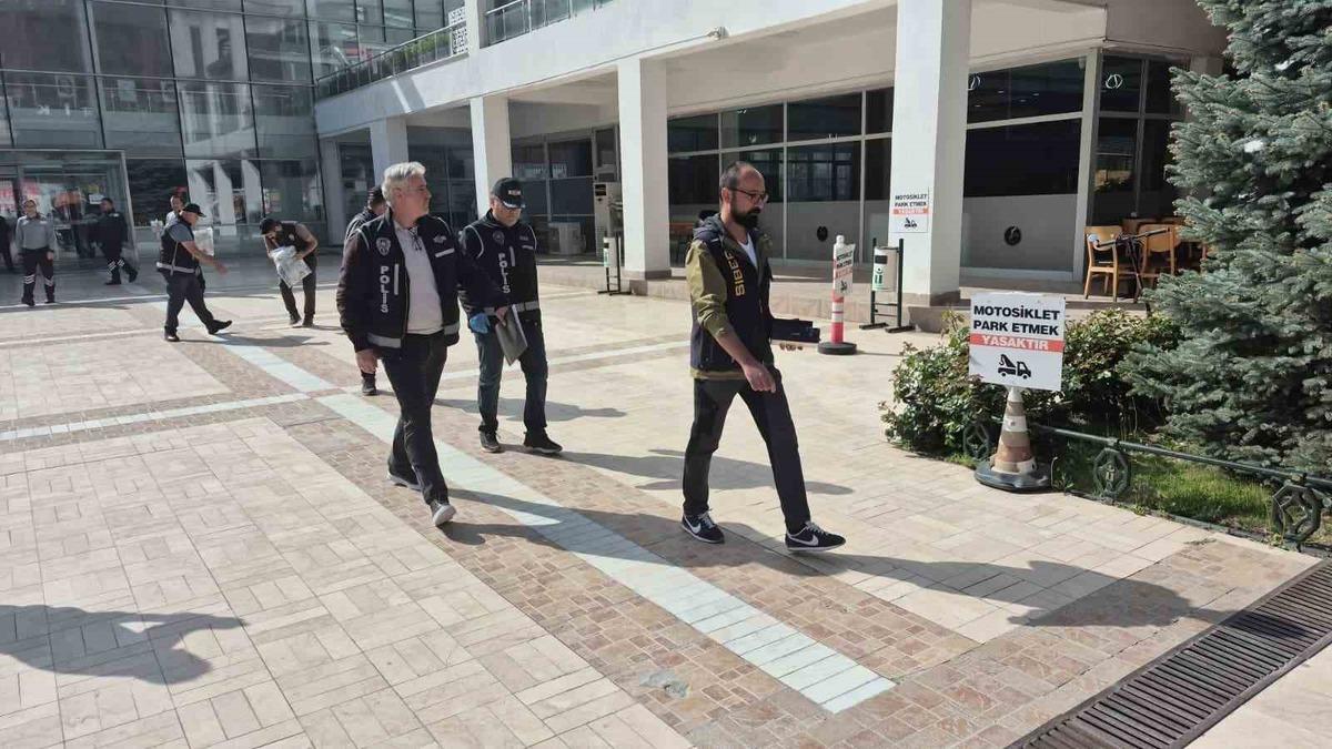 Eskişehir Tepebaşı Belediyesi&rsquo;ne operasyon! 60 kişiye g&ouml;zaltı kararı 4
