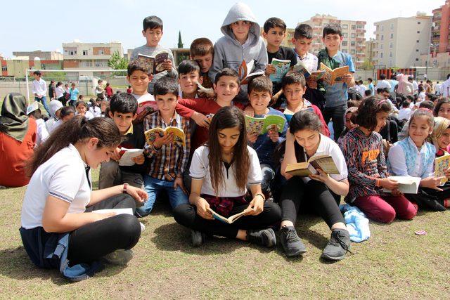 Silopi'de binlerce öğrenci stadyumda kitap okudu