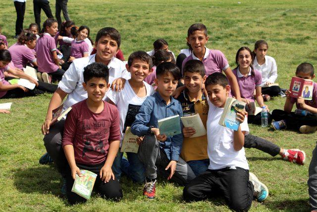 Silopi'de binlerce öğrenci stadyumda kitap okudu