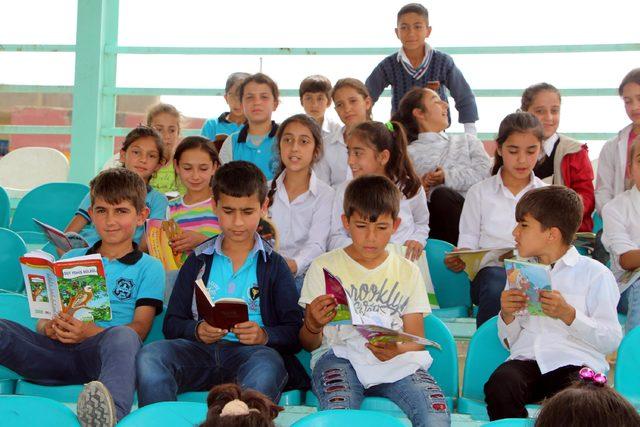 Silopi'de binlerce öğrenci stadyumda kitap okudu