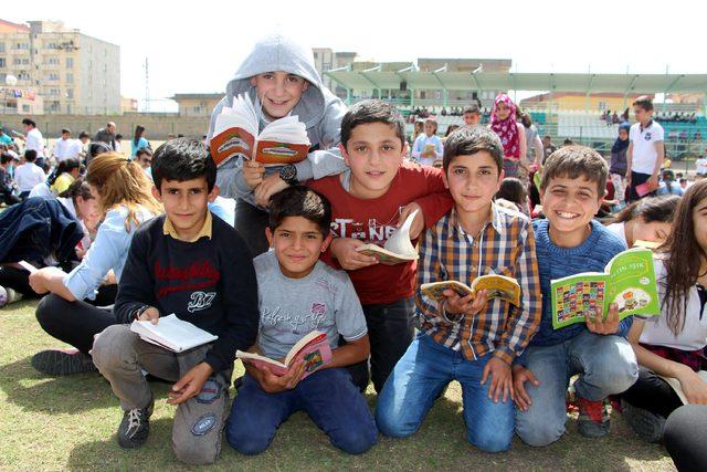 Silopi'de binlerce öğrenci stadyumda kitap okudu