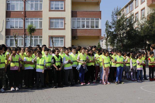 Çocuklara, trafikte fark edilmeleri için reflektörlü yelek