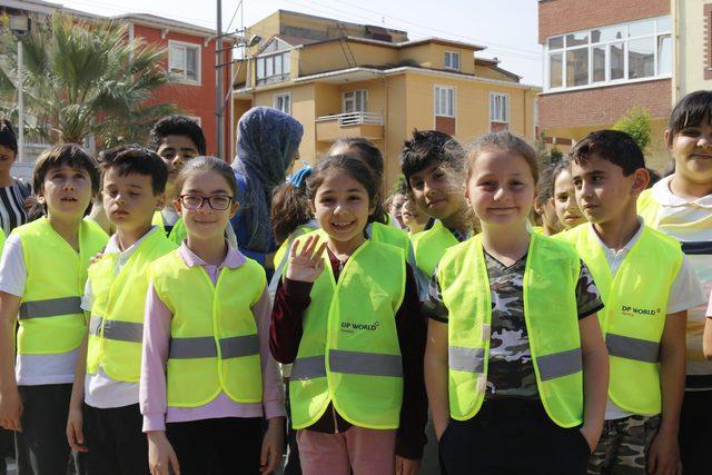 Çocuklara, trafikte fark edilmeleri için reflektörlü yelek