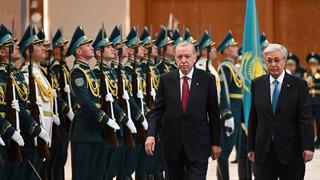 Cumhurbaşkanı Erdoğan, Kazakistan'da resmi törenle karşılandı