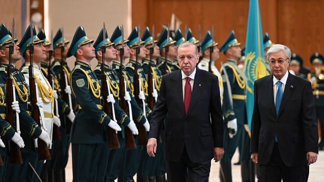 Cumhurbaşkanı Erdoğan, Kazakistan'da resmi törenle karşılandı