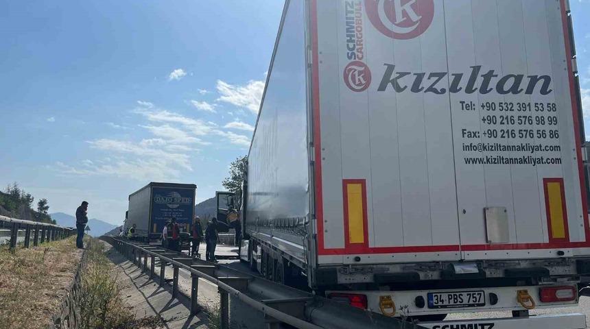 Bilecik&rsquo;te iki tır &ccedil;arpıştı: 1 yaralı