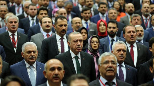 Yeni Şafak yazarı: AK Parti kan kaybedebilir!