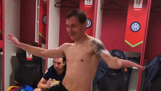 Nicolò Barella'nın 'yerinde dur' şarkısıyla dans ettiği anlar 🕺🏻
