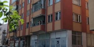 Hocasından ka&ccedil;mak i&ccedil;in &ccedil;ıplak halde balkondan atladı