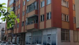 Hocasının elinden ka&ccedil;mak isteyen gen&ccedil; kız balkondan &ccedil;ıplak atladı