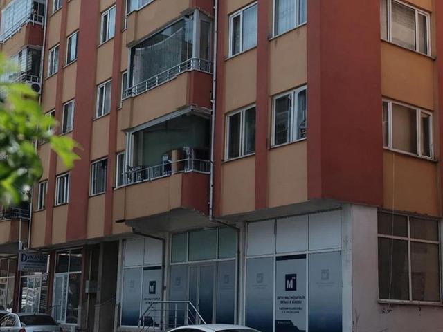 Hocasından ka&ccedil;mak i&ccedil;in &ccedil;ıplak halde balkondan atladı