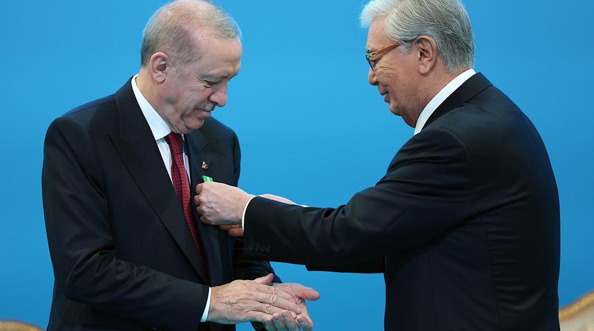 Kazakistan'da Cumhurbaşkanı Erdoğan'a 'Ahmet Yesevi Nişanı' verildi