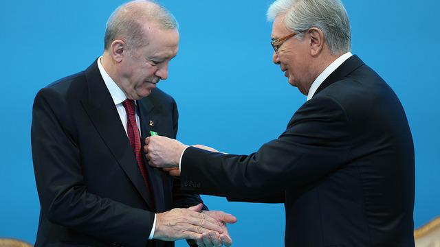 Kazakistan'da Cumhurbaşkanı Erdoğan'a 'Ahmet Yesevi Nişanı' verildi