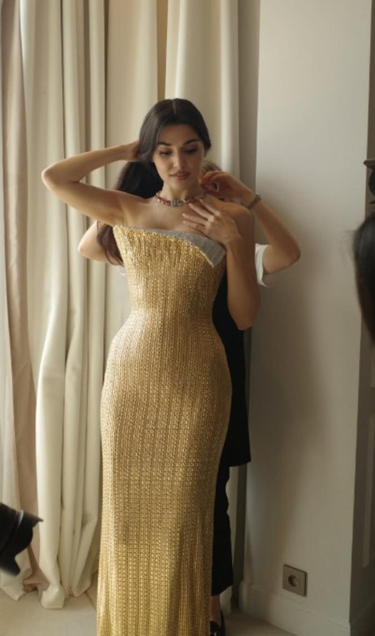 Hande Er&ccedil;el Cannes da yine nefes kesti! Bakan bir daha baktı  3