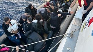 Çeşme açıklarında lastik botta 39 düzensiz göçmen yakalandı