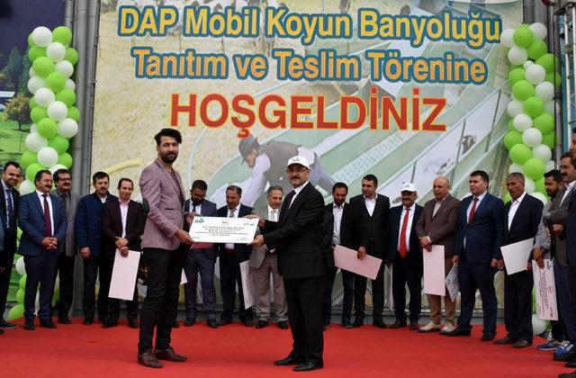 Van'da üretilen 'mobil koyun banyoluğu' çiftçilere dağıtıldı