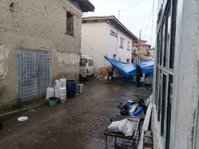 Selendi&rsquo;de lodos ve sağanak hayatı fel&ccedil; etti 2