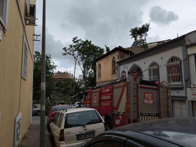 R&uuml;zgarda devrilen ağa&ccedil; park halindeki ara&ccedil;lara zarar verdi 6