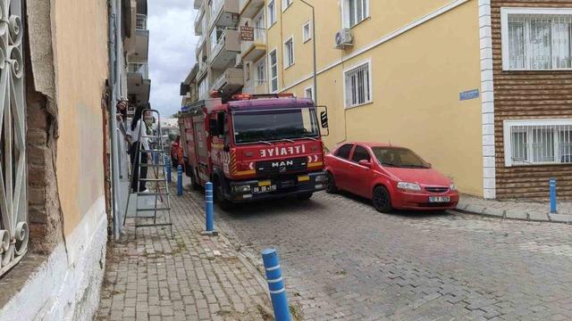 R&uuml;zgarda devrilen ağa&ccedil; park halindeki ara&ccedil;lara zarar verdi 5
