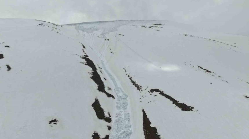 Kandilli Sıra Dağları&rsquo;ndaki &ccedil;ığın izleri havadan g&ouml;r&uuml;nt&uuml;lendi
