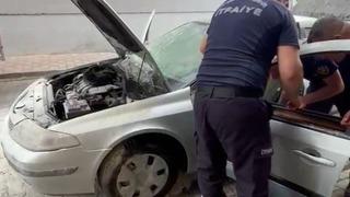 Otomobil park halindeyken alev aldı