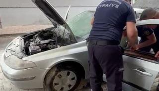 Otomobil park halindeyken alev aldı