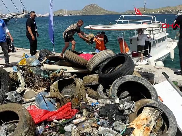 Bodrum'da denizden 2 ton &ccedil;&ouml;p &ccedil;ıktı! Adeta fışkırıyor