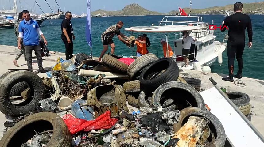 Bodrum'da denizden 2 ton &ccedil;&ouml;p &ccedil;ıktı! Adeta fışkırıyor