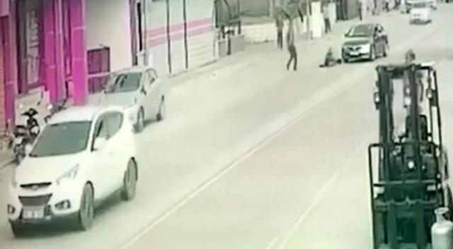 Osmaniye&rsquo;de otomobilin &ccedil;arptığı kadın yaralandı 1