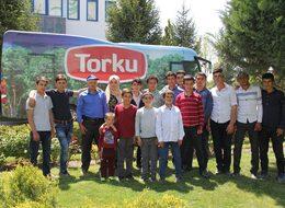 Yıllar sonra, reklam filminde oynadıkları firmayı ziyaret ettiler