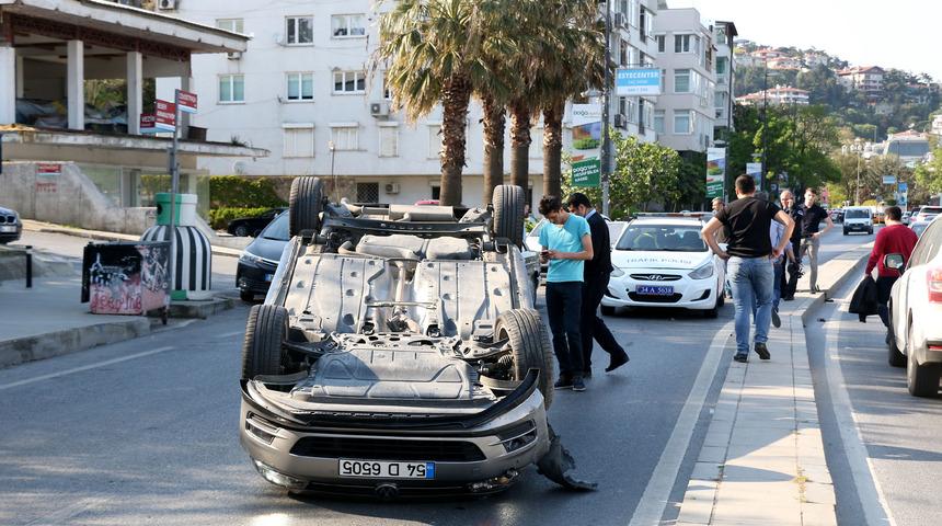 İstanbul'da ilginç kaza! Minibüs şoförü bile ne olduğunu anlamadı