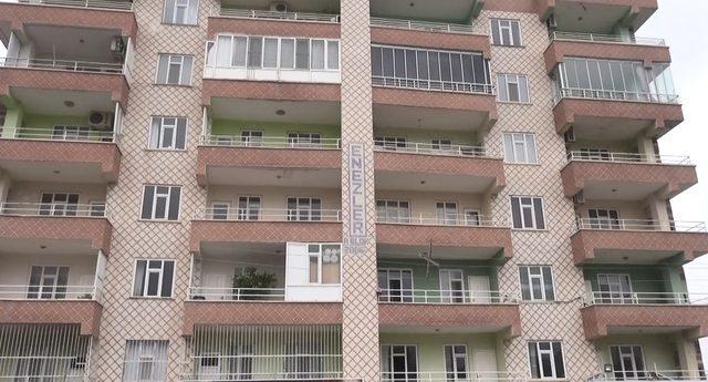 Kucağındaki bebeğiyle 4'üncü kattan asansör boşluğuna düştü