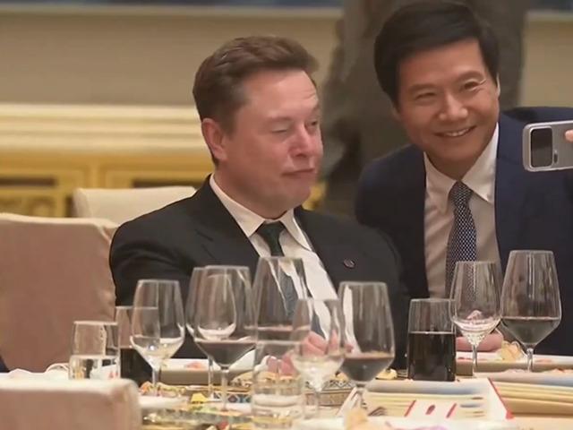 Elon Musk &Ccedil;in'de "trol" modunu a&ccedil;tı! Yanındaki isim 'hayran' sanıldı, milyarder &ccedil;ıktı