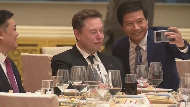 Elon Musk Çin'de trol modunu açtı! Yanındaki isim 'hayran' sanıldı, milyarder çıktı