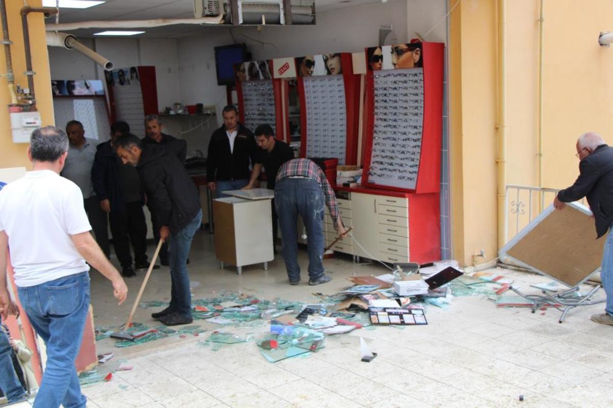 &Ccedil;ay i&ccedil;meye geldiler, fren yerine gaza basınca g&ouml;zl&uuml;k&ccedil;&uuml;ye daldılar 2