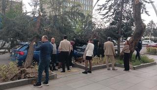 Ankara'yı fırtına vurdu! Ağa&ccedil;lar ara&ccedil;ların &uuml;zerine devrildi