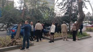 Ankara'yı fırtına vurdu! Ağaçlar araçların üzerine devrildi