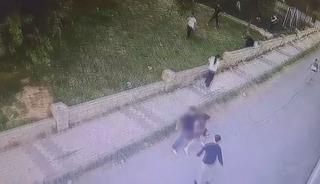 B&uuml;y&uuml;k&ccedil;ekmece'de dehşet! 15 yaşındaki Abdulbaki'nin &ouml;ld&uuml;r&uuml;ld&uuml;ğ&uuml; kavga kamerada