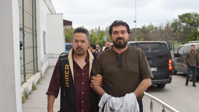 Gözaltına alınan Rasim Ozan Kütahyalı Adana’ya getirildi: Kelepçeli hali dikkat çekti, işte ilk sözleri