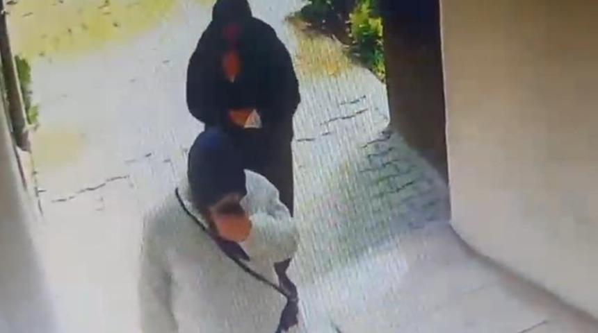 Evlerden hırsızlık yapan iki kadın kıskıvrak yakalandı