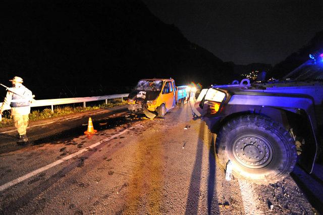 Trabzon'da askeri araç ile kamyonet çarpıştı: 3 yaralı