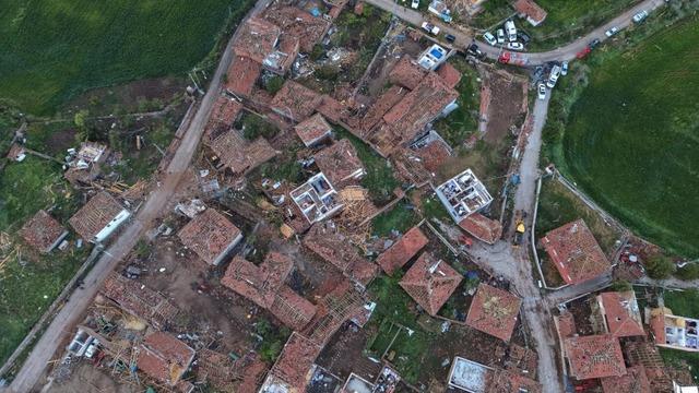 Hortumun savaş alanına çevirdiği köy havadan görüntülendi