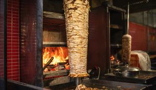 Bir d&ouml;ner ustası tavuk d&ouml;nerin en riskli kısmını g&ouml;sterdi! &ldquo;Aslında et değil&rdquo;