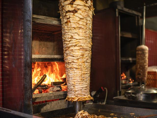 Bir d&ouml;ner ustası tavuk d&ouml;nerin en riskli kısmını g&ouml;sterdi! &ldquo;Aslında et değil&rdquo;