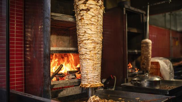 Bir döner ustası tavuk dönerin en riskli kısmını gösterdi! “Aslında et değil”